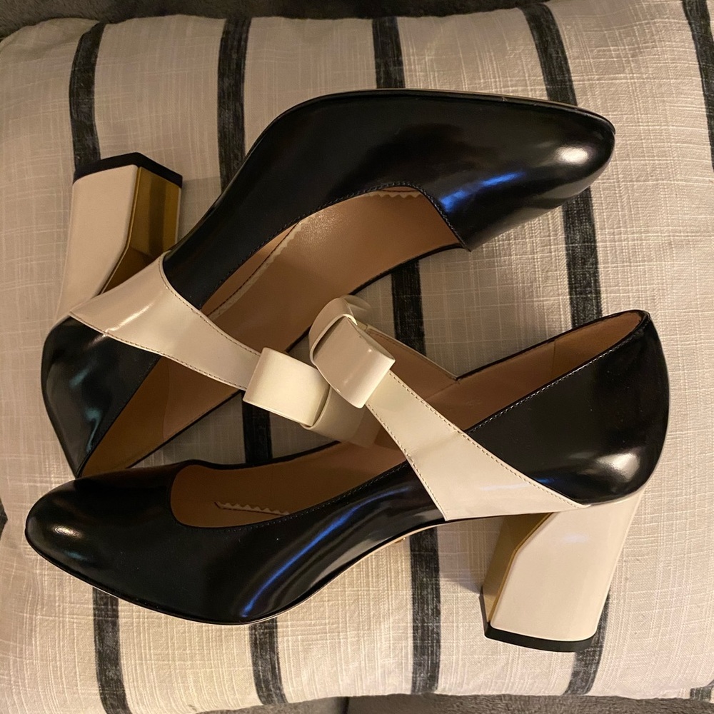 Authentic patent leather Gucci bow heels